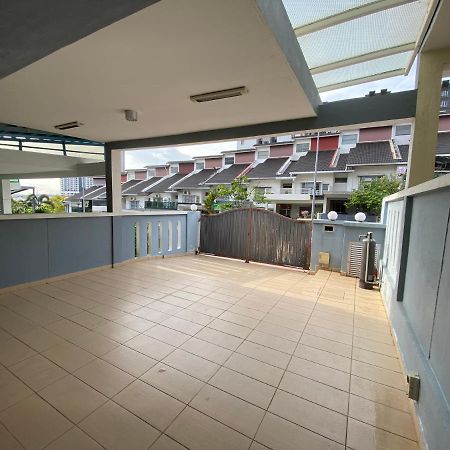 Entire Residential Home•Jia Residences Bkt Serdang沙登温暖的家 Seri Kembangan Exterior foto