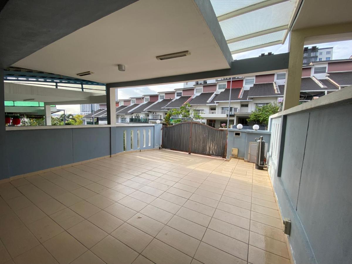 Entire Residential Home•Jia Residences Bkt Serdang沙登温暖的家 Seri Kembangan Exterior foto